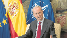 El ministro de Defensa en funciones, Pedro Morenés, en su despacho de Madrid durante la entrevista concedida el pasado jueves.