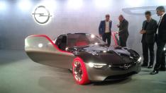 El nuevo vehículo de concepto GT de Opel presentado en la ciudad suiza de Ginebra, ayer.
