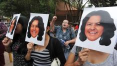 Varias mujeres protestan con caretas de Berta Cáceres.
