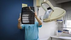Un dentista, en una clínica de la capital aragonesa.