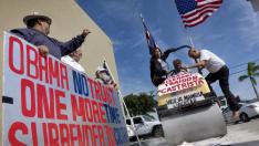 Exiliados cubanos en Miami se manifiestan contra la visita de Barack Obama a Cuba.