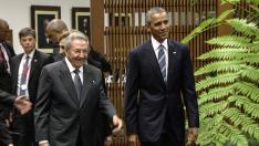 Barack Obama y Raúl Castro durante la reunión mantenida este lunes.