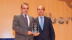 Ignacio Oto, director de marketing y Banca Omnicanal de Ibercaja, entregó el premio a Jesús Mena, director general de MAGAPOR.