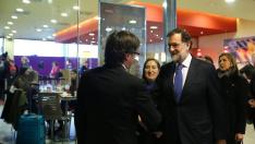 Saludo entre Rajoy y Puigdemont durante el homenaje a las víctimas de Germanwings.