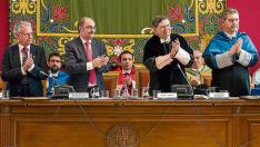 El presidente del Consejo Social de la Universidad, Manuel Serrano; el presidente del Gobierno de Aragón, Javier Lambán; y los dos rectores:el saliente, Manuel López, y el electo, José Antonio Mayoral.