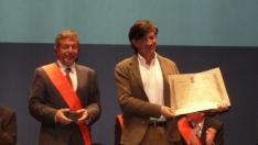 El alcalde de Sabiñánigo le entrega el reconocimiento a López Otín.