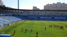 Inicio del entrenamiento de este sábado, bajo un intenso sol, en el estadio de La Romareda.