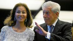 Isabel Preysler y Mario Vargas Llosa saludan a su llegada ayer al hotel Villamagna.