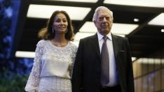 Vargas Llosa e Isabel Preysler a su llegada a la cena de celebración por el 80 cumpleaños del escritor.