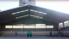 Un pabellón de baloncesto sin pared y una idea para construirla