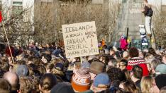 Multitudinaria protesta en Islandia para pedir la dimisión del primer ministro.
