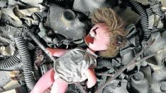 Máscaras de gas y una muñeca abandonadas, en la ciudad ucraniana de Pripiat, a 3 km de la central nuclear. Máscaras de gas y una muñeca abandonadas, en la ciudad ucraniana de Pripiat, a 3 km de la central nuclear.