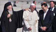 El Papa, con Tsipras y el patriarca Bartolomeo, a su llegada a la isla de Lesbos.