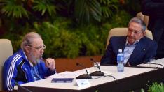 Fidel y Raúl Castro durante la clausura del séptimo cónclave del Partido Comunista de Cuba.