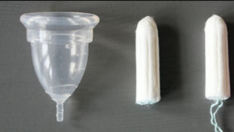 Tampones y una copa menstual