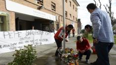 Compañeros del guardia fallecido colocaron flores frente al cuartel al finalizar la manifestación.