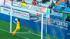 Captura del vídeo del partido Ponferradina-Real Zaragoza en el momento en el que Santamaría saca la pelota tras la falta lanzada por Ortí.