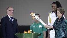 La presidenta, Dilma Rousseff, recibió el fuego olímpico en Brasilia.