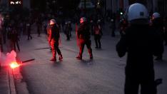 La policía dispersa a los manifestantes durante la protesta contra la reforma de las pensiones.
