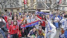 Aficionados del Real Zaragoza y el Numancia, antes de uno de los últimos partidos en Soria, en la plaza Mayor