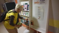 Una voluntaria coloca libros en una estantería del Provincial.