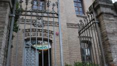 La fachada del instituto Luis Buñuel.