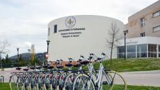 Servicio de alquiler de bicicletas de paseo frente al Campus Duques de Soria.