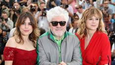 Adriana Ugarte, Enma Suárez y Pedro Almodóvar presentan 'Julieta' en el Festival de Cannes.
