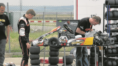 Un campeón en el circuito internacional zufariense. Jos Verstappen y su hijo Max, trabajando en el kart en Zuera durante unos entrenamientos celebrados en mayo de 2011.
