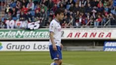Albert Dorca, apesadumbrado, abandona el campo tras ser expulsado por López Amaya el pasado sábado en Soria.