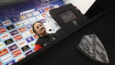 El entrenador del Huesca, Anquela, durante una rueda de prensa