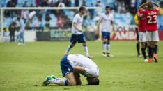 Cabrera se duele en el suelo durante el partido ante el Nástic.