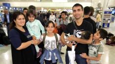 La familia de refugiados que ha sido acogida en Zaragoza, en el aeropuerto de Atenas