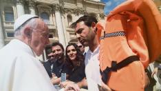 El director de la ONG Proactiva Open Arms, Óscar Camps, entrega el chaleco al Papa.