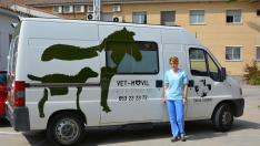 Elena Catalán, junto a su furgoneta medicalizada