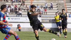 Dorca, con Ruiz de Galarreta al fondo, pelea un balón con un jugador del Llagostera en el partido de la pasada temporada en Palamós. El Real Zaragoza vistió de negro con detalles amarillos.