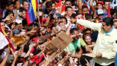 Nicolás Maduro recibe el apoyo de centenares de personas en una marcha en Caracas.