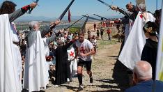 Los soldados templarios esperan a los corredores en lo alto del castillo de Monzón.