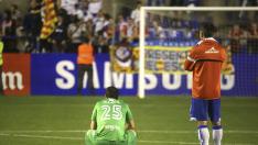 Los jugadores en silencio ante la afición.
