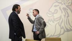 Christian Lapetra, presidente del Real Zaragoza, charla con Fernando Sainz de Varanda, vicepresidente.