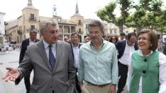El ministro de Justicia en funciones, Rafael Catalá (c), acompañado por el expresidente del Congreso Jesús Posada (i), y la presidenta del PP de Soria, Marimar Angulo (d), en El Burgo de Osma.