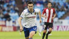 Manu Lanzarote conduce la pelota en el partido que el Real Zaragoza jugó ante el Bilbao Athletic en La Romareda hace un mes.