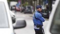 La policía bloquea el acceso a la Avenida de Caserne en Etterbeek durante la reconstrucción del atentado de Maelbeek en Bruselas