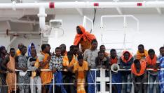 Un grupo de inmigrantes, a su llegada este viernes al puerto siciliano de Augusta.