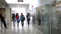 Varios alumnos por los pasillos del Campus Duques de Soria