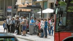 Numerosos usuarios esperan que llegue el autobús en una de las marquesinas del paseo de Sagasta.