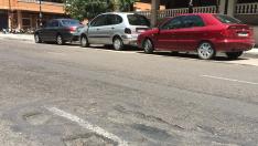Uno de los numerosos baches en la calzada de la avenida de La Almozara.