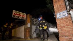 Un bombero sale de la residencia la noche del incendio, ocurrido el 11 de julio de 2015.