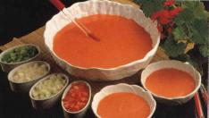 Un buen gazpacho, acompañado de su guarnición.