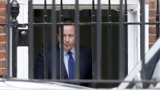 Cameron se asoma a una ventana de Downing Street 10, este martes.
